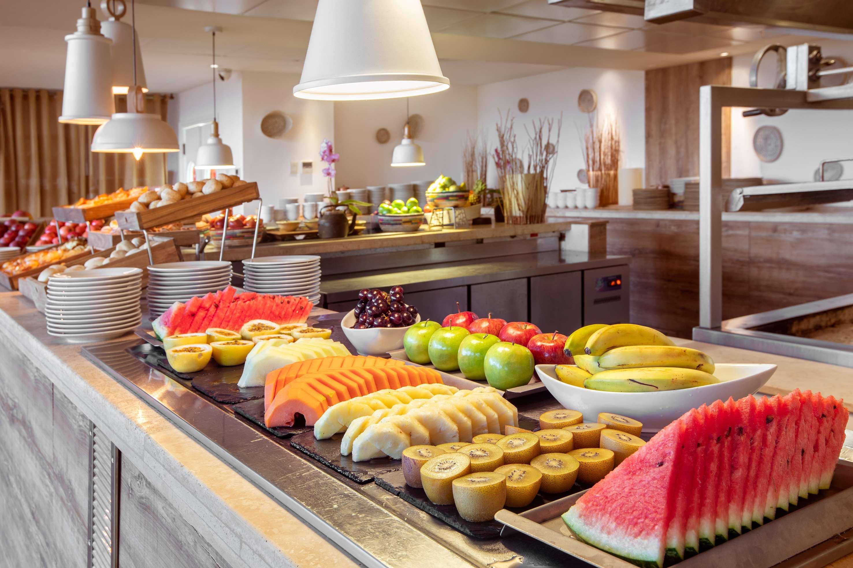 Hotel Gran Melia Iguazu à Puerto Iguazú Extérieur photo A fruit salad buffet