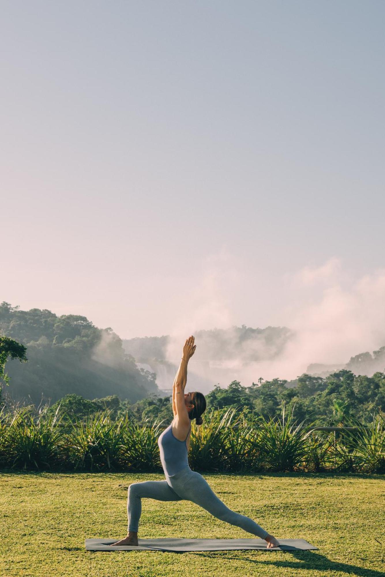 Hotel Gran Melia Iguazu à Puerto Iguazú Extérieur photo A man practicing yoga in the mountains