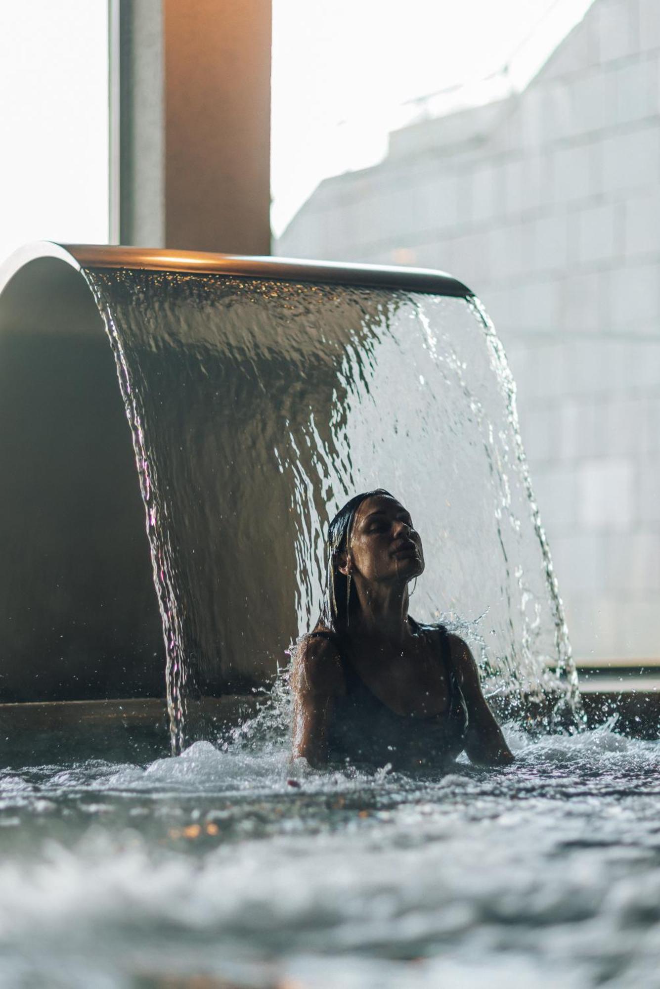 Hotel Gran Melia Iguazu à Puerto Iguazú Extérieur photo A woman under a shower